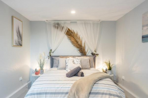 Detached Double Room - Seconds to Transport - Close to China Town - Shared Bathroom, Sydney